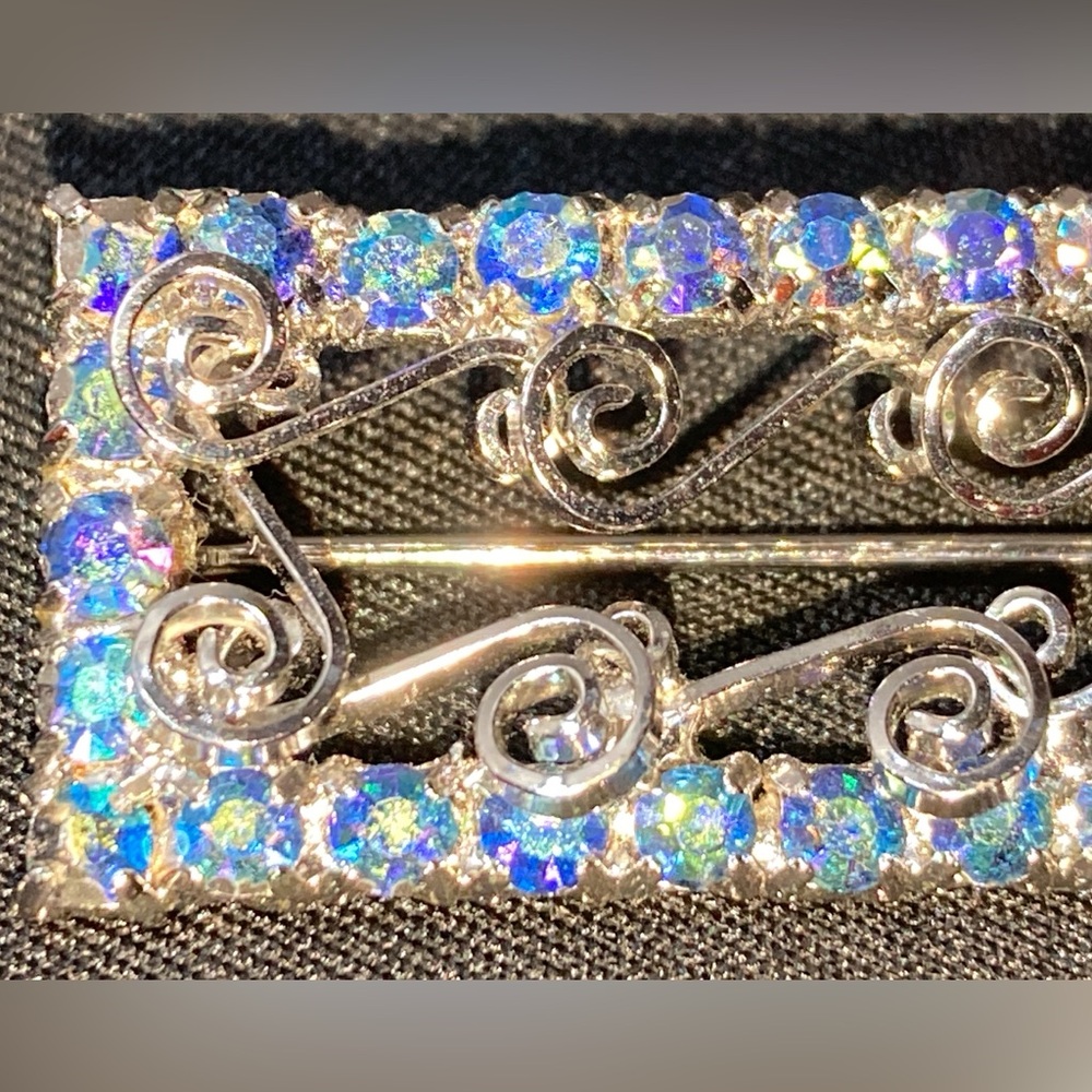 VINTAGE RECTANGULAR SILVER TONE RHINESTONE BROOCH WITH SPIRALS - UNSIGNED - Picture 5 of 10